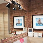 Łazienka w stylu loft - czerwona cegła, biel i czerń