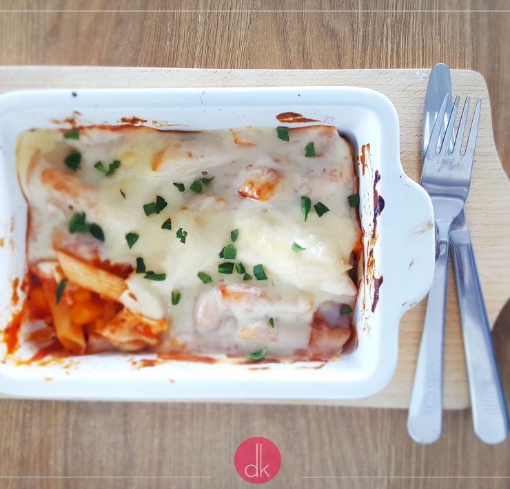 Makaron zapiekany z sosem pomidorowym