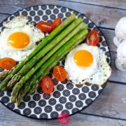 Szparagi z jajkiem sadzonym