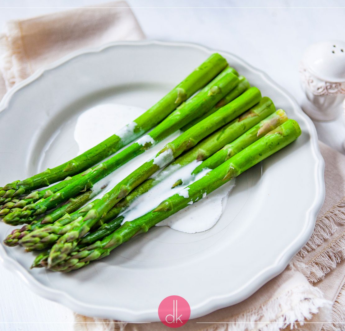 Szparagi z sosem beszamelowym