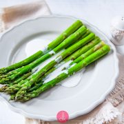 Szparagi z sosem beszamelowym