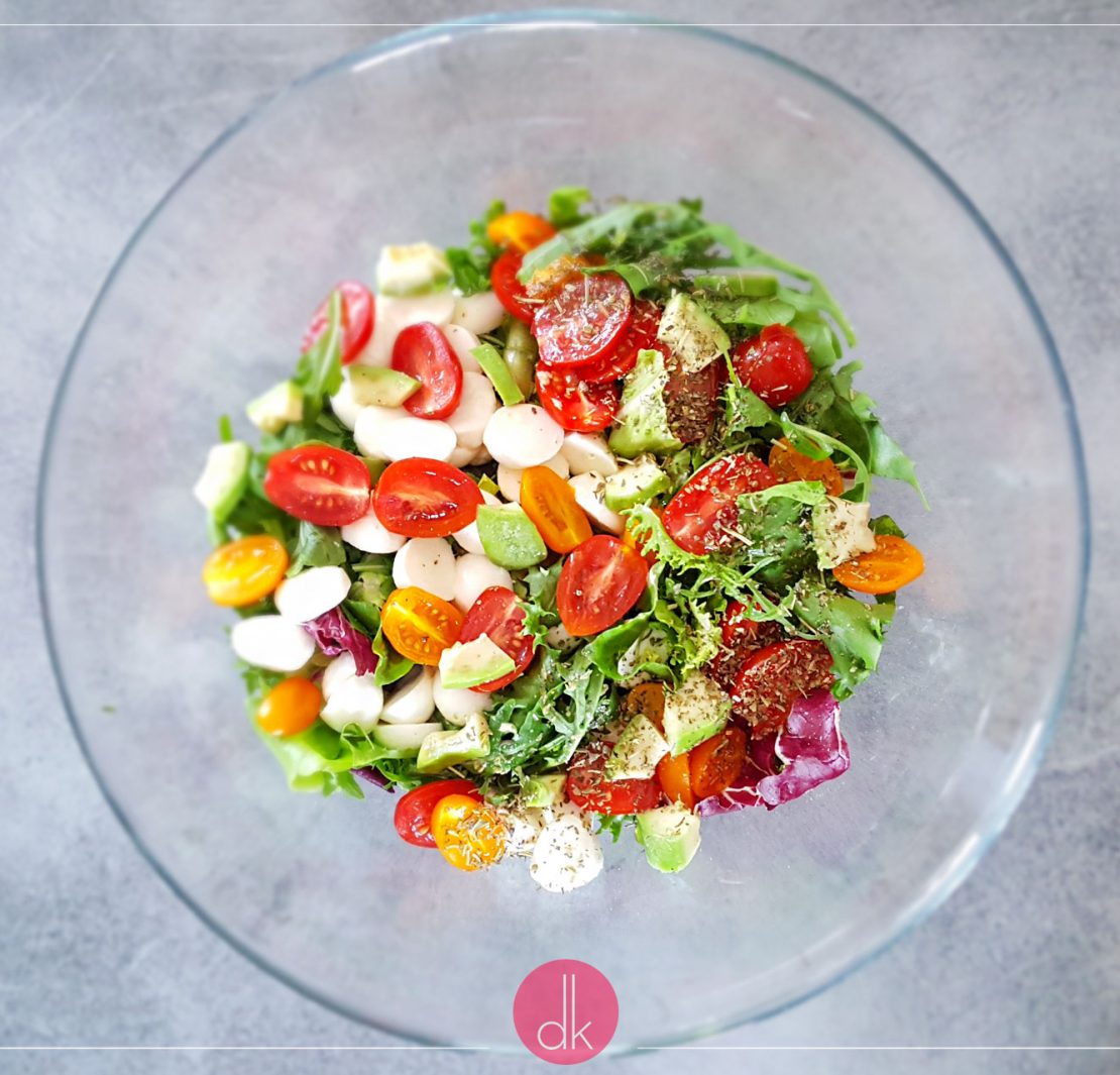 Salłtka z mozzarellą, pomidorkami i awokado