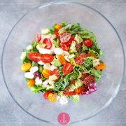 Salłtka z mozzarellą, pomidorkami i awokado