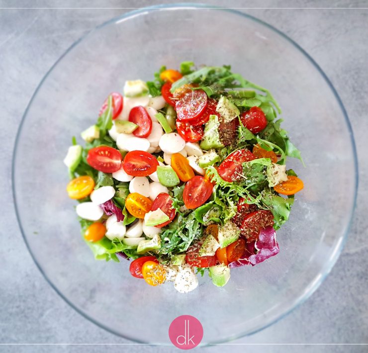 Salłtka z mozzarellą, pomidorkami i awokado