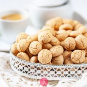 Amaretti - włoskie ciasteczka z gorzkich migdałów