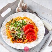 Makaron z marchewki z jarmużem