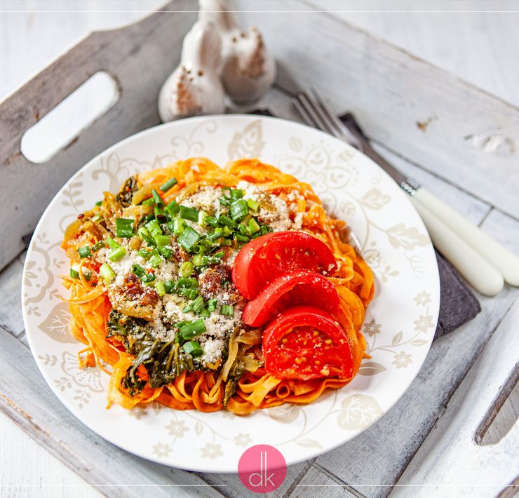 Makaron z marchewki z jarmużem