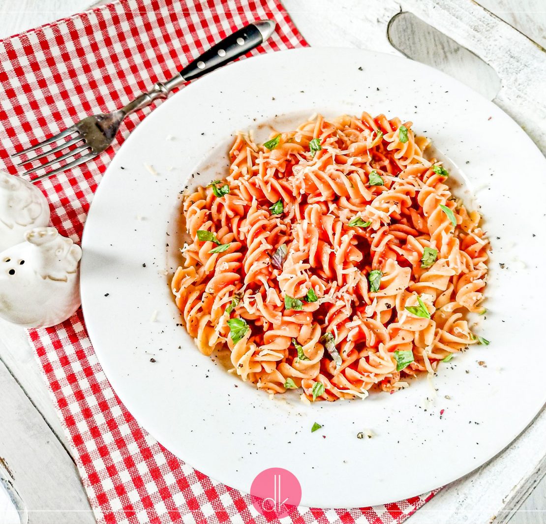 Makaron z sosem pomidorowym