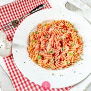 Makaron z sosem pomidorowym