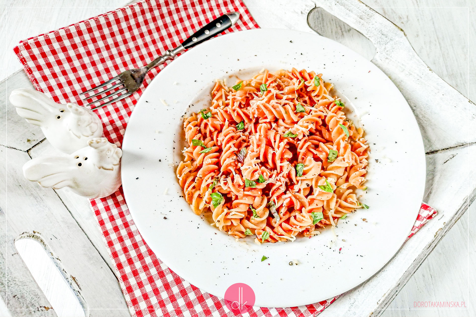 Makaron z sosem pomidorowym