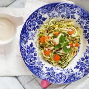 Makaron z cukinii z sosem orzechowym