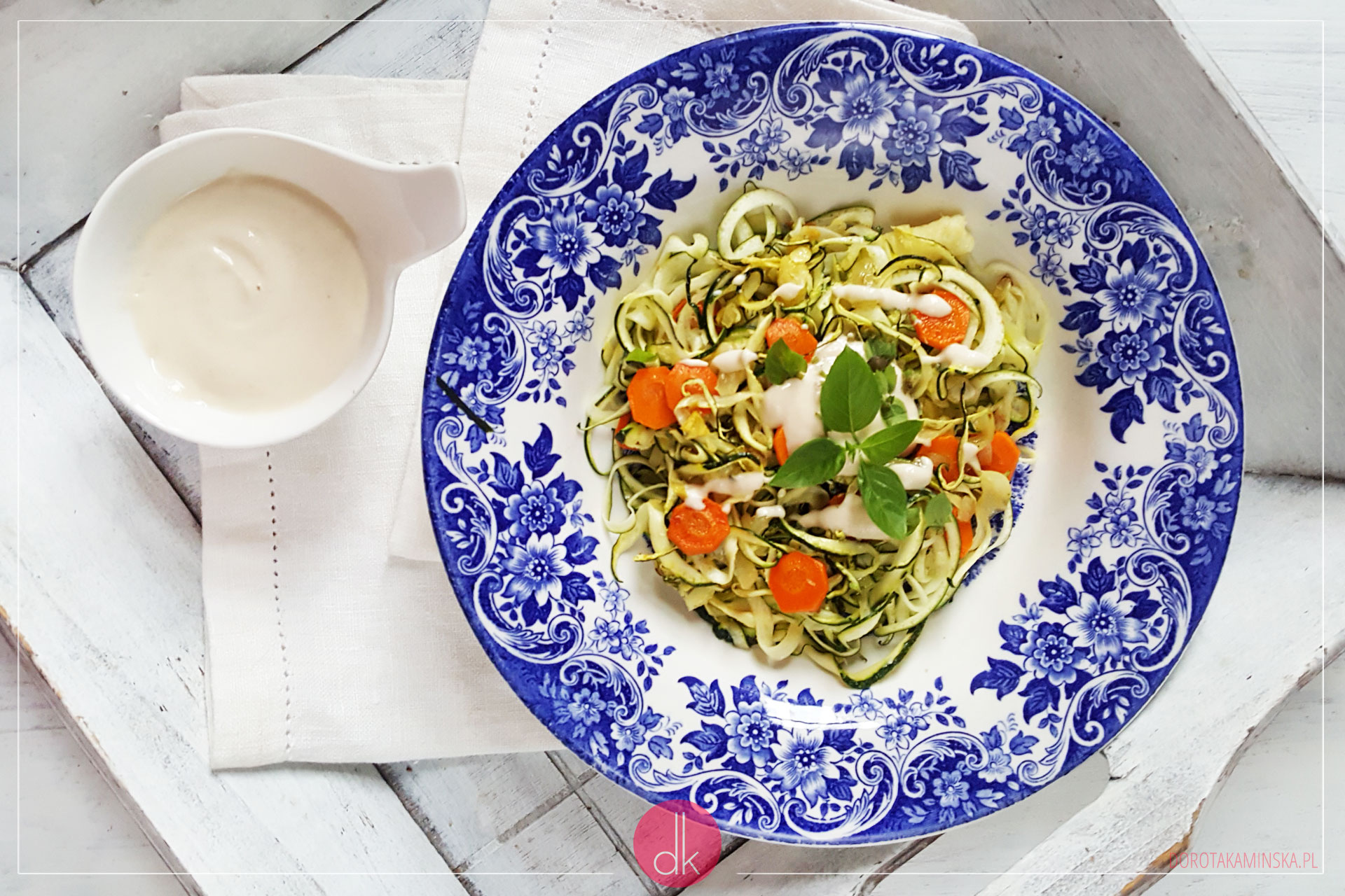 Makaron z cukinii z sosem orzechowym