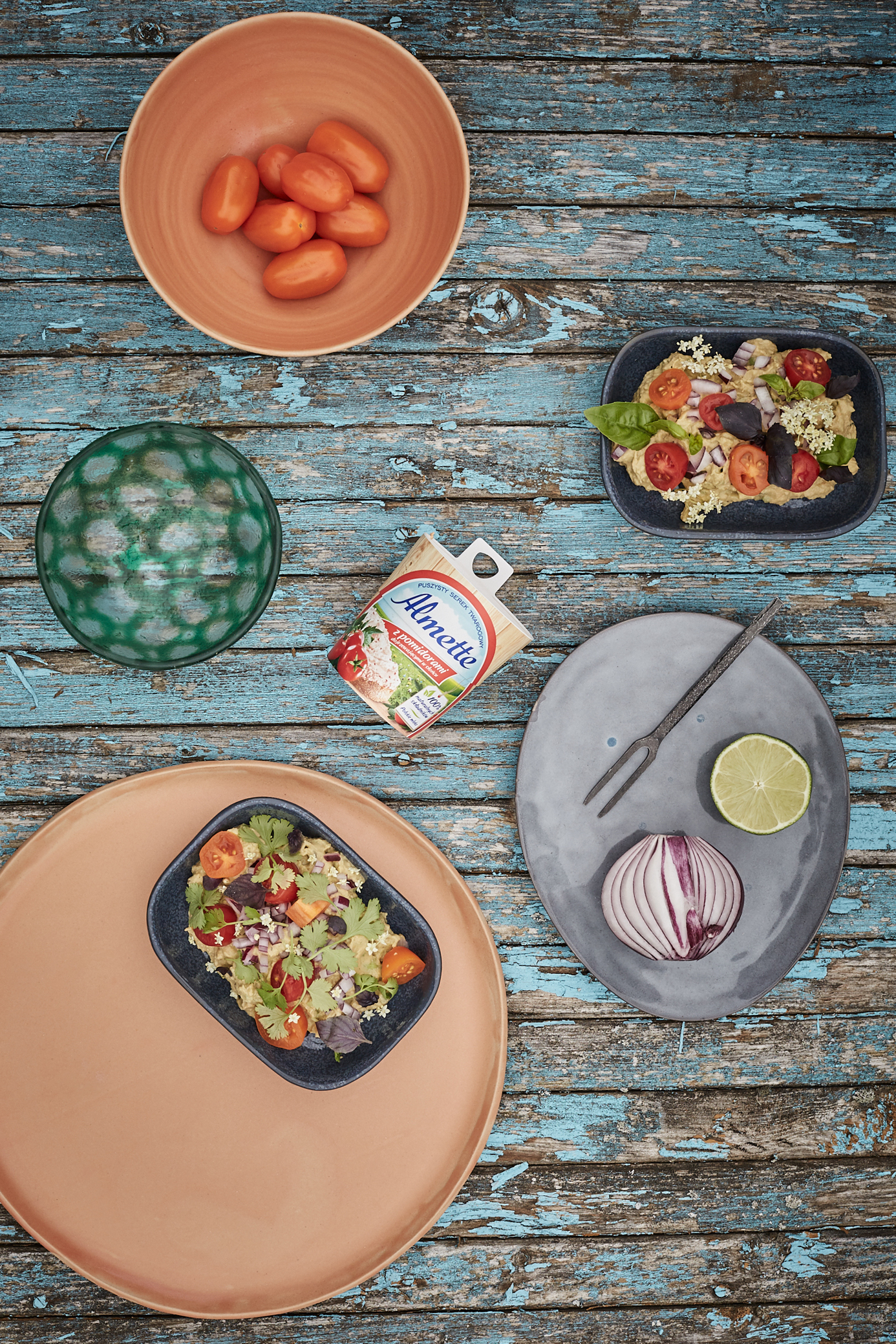 Guacamole z serkiem i pomidorami