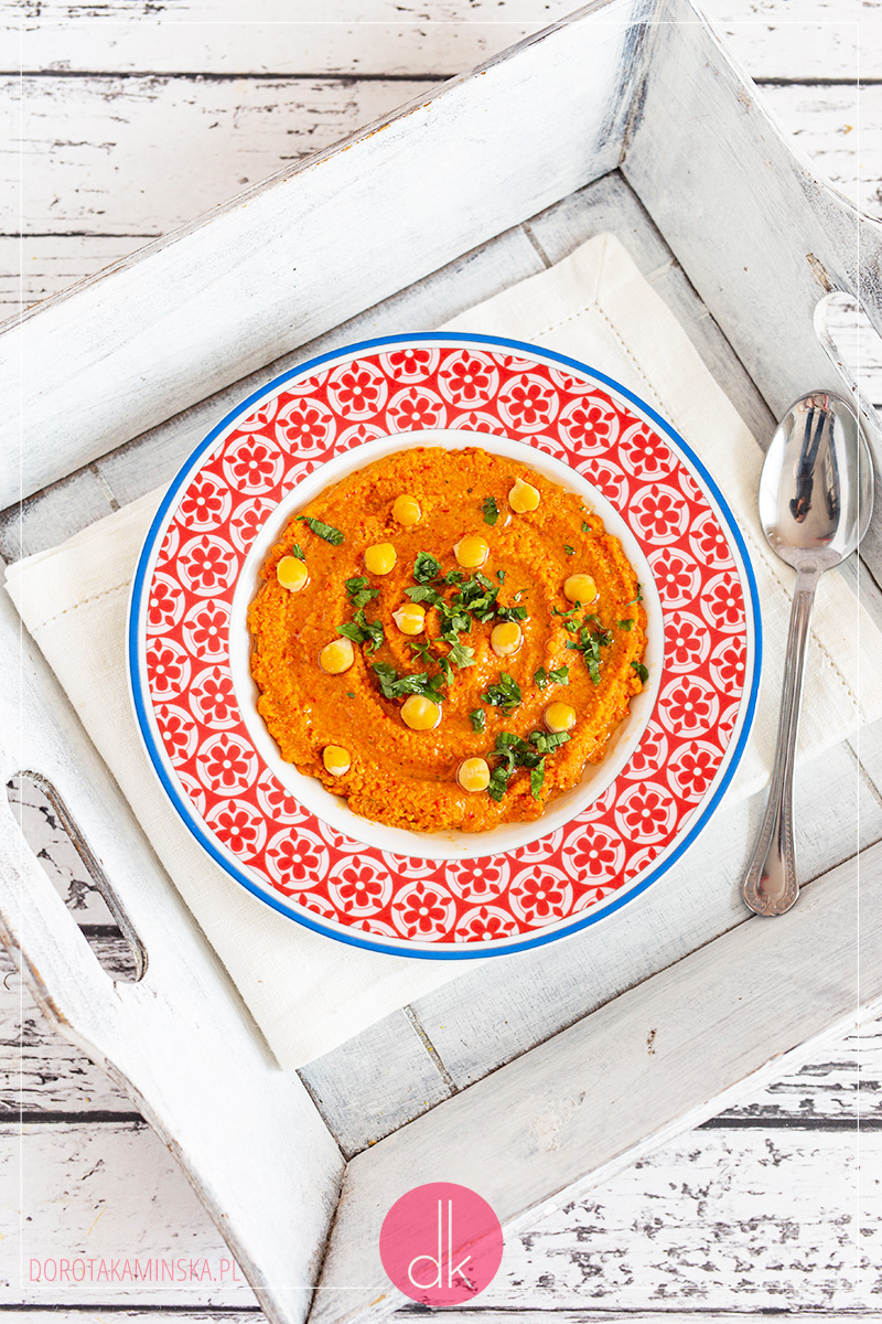 Pasta z ciecierzycy i suszonych pomidorów - przepis